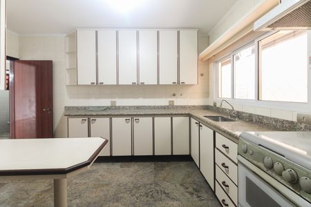 Casa para alugar com 300m², 3 quartos e 5 vagasCozinha 