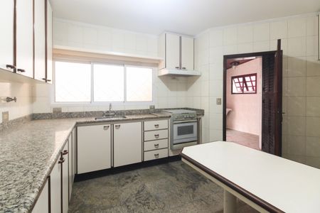 Casa para alugar com 300m², 3 quartos e 5 vagasCozinha 