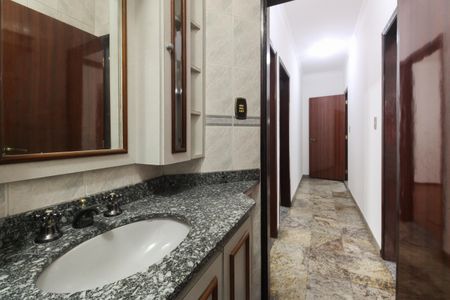 Casa para alugar com 300m², 3 quartos e 5 vagasBanheiro Social 