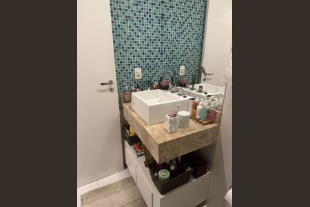 Banheiro de apartamento para alugar com 1 quarto, 45m² em Santo Amaro, São Paulo