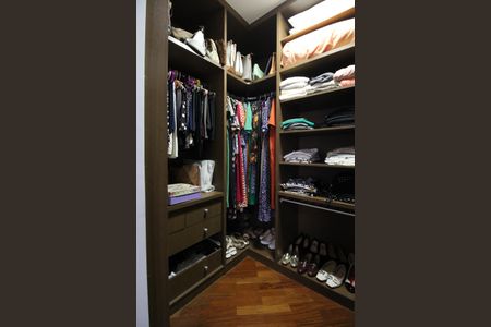 Apartamento à venda com 120m², 3 quartos e 2 vagas Apartamento à venda com 120m², 3 quartos e 2 vagasCloset da Suíte 3