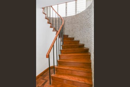 Casa para alugar com 680m², 4 quartos e 4 vagasEscada