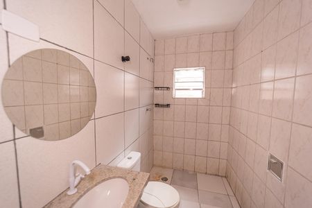 Banheiro de casa para alugar com 1 quarto, 60m² em Jardim Verônia, São Paulo