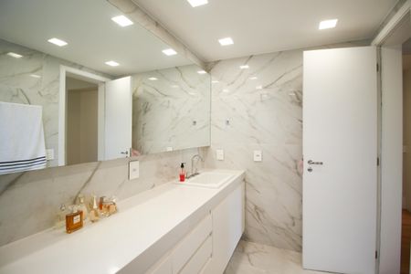 Apartamento à venda com 220m², 3 quartos e 3 vagas Apartamento à venda com 220m², 3 quartos e 3 vagasBanheiro 1 da Suíte 1