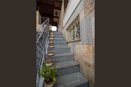 Casa à venda com 250m², 3 quartos e 5 vagasEscada