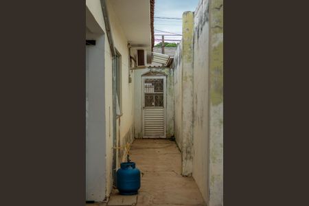 Casa para alugar com 110m², 2 quartos e 3 vagas Casa para alugar com 110m², 2 quartos e 3 vagasCorredor lateral com porta para frente da casa