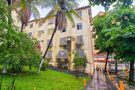 Apartamento para alugar com 60m², 2 quartos e 1 vagaFachada do bloco com placa