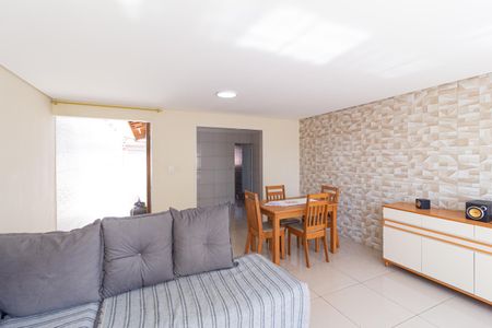 Casa à venda com 115m², 2 quartos e 2 vagasSala