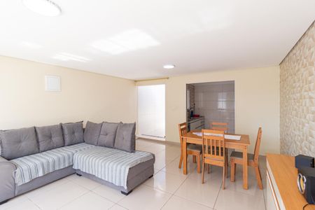 Casa à venda com 115m², 2 quartos e 2 vagasSala