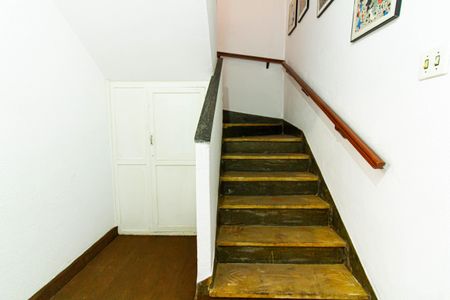 Casa à venda com 90m², 3 quartos e sem vaga Casa à venda com 90m², 3 quartos e sem vagaEscada