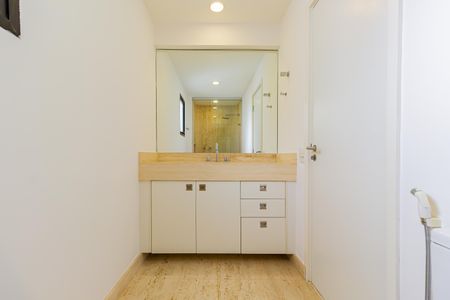 Apartamento à venda com 600m², 6 quartos e 7 vagasBanheiro da Suíte 1