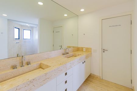 Apartamento à venda com 600m², 6 quartos e 7 vagasBanheiro da Suíte 1