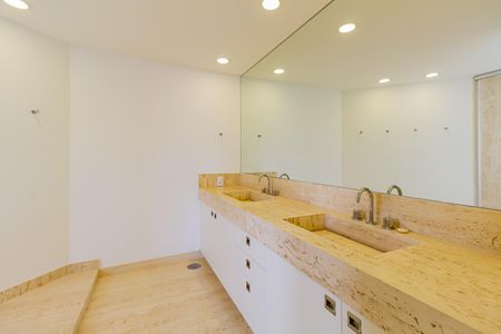 Apartamento à venda com 600m², 6 quartos e 7 vagasBanheiro da Suíte 1