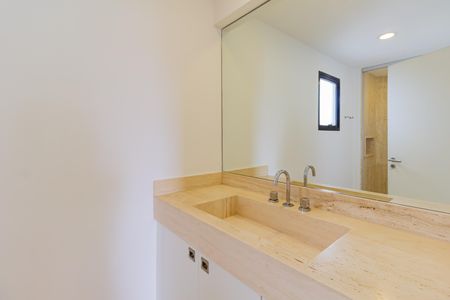 Apartamento à venda com 600m², 6 quartos e 7 vagasBanheiro da Suíte 1