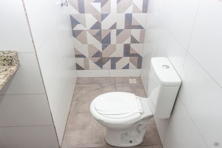 Banheiro de kitnet/studio para alugar com 1 quarto, 20m² em Jardim Domitila, São Paulo