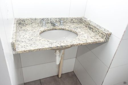 Banheiro de kitnet/studio para alugar com 1 quarto, 20m² em Jardim Domitila, São Paulo