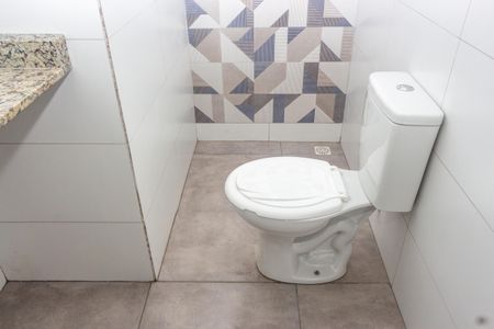 Banheiro de kitnet/studio para alugar com 1 quarto, 20m² em Jardim Domitila, São Paulo