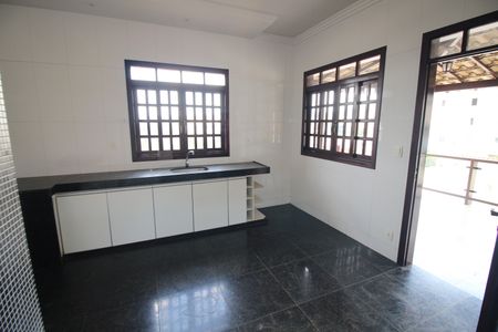 Casa à venda com 450m², 6 quartos e 4 vagasCozinha