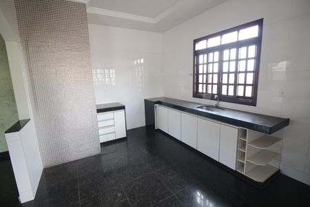 Casa à venda com 450m², 6 quartos e 4 vagasCozinha