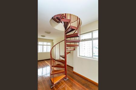 Apartamento para alugar com 260m², 5 quartos e 2 vagas Apartamento para alugar com 260m², 5 quartos e 2 vagasEscada