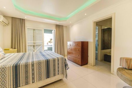 Casa à venda com 300m², 4 quartos e 2 vagasSuíte 1 