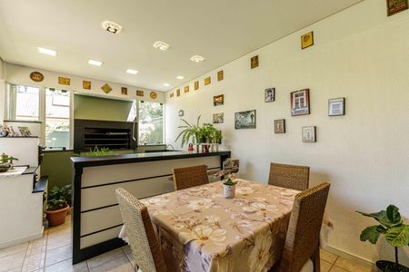 Casa à venda com 300m², 4 quartos e 2 vagassala 3 