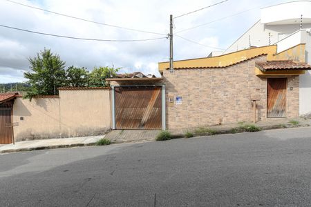 Casa para alugar com 240m², 3 quartos e 3 vagasFachada