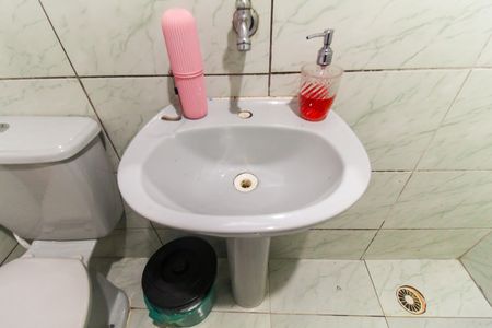 Casa à venda com 33m², 4 quartos e 1 vaga Casa à venda com 33m², 4 quartos e 1 vagaBanheiro 1