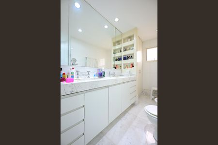 Apartamento à venda com 227m², 4 quartos e 4 vagasBanheiro Suíte 2