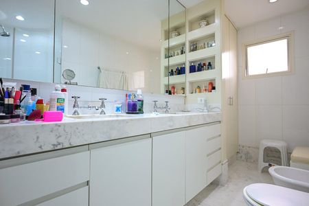 Apartamento à venda com 227m², 4 quartos e 4 vagasBanheiro Suíte 2