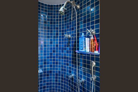 Apartamento à venda com 227m², 4 quartos e 4 vagasChuveiro da Suíte 1