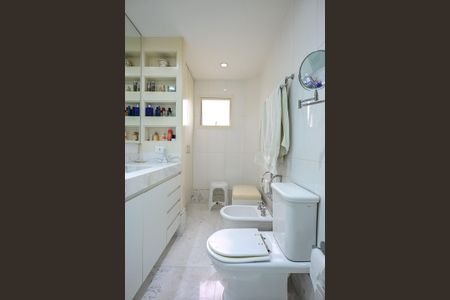 Apartamento à venda com 227m², 4 quartos e 4 vagasBanheiro Suíte 2