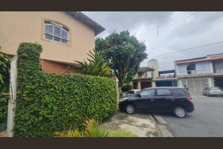 Casa à venda com 215m², 4 quartos e 3 vagas Casa à venda com 215m², 4 quartos e 3 vagasFachada do imóvel com placa QuintoAndar