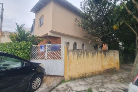 Casa à venda com 215m², 4 quartos e 3 vagas Casa à venda com 215m², 4 quartos e 3 vagasFachada do imóvel com placa QuintoAndar