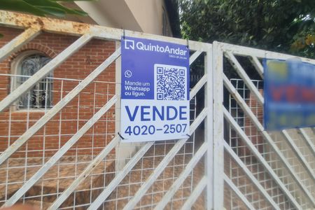 Casa à venda com 215m², 4 quartos e 3 vagas Casa à venda com 215m², 4 quartos e 3 vagasFachada do imóvel com placa QuintoAndar