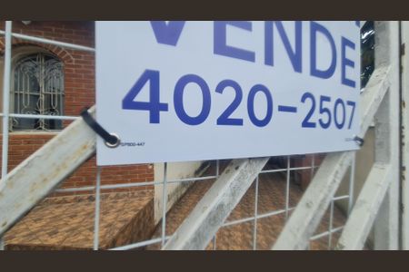 Casa à venda com 215m², 4 quartos e 3 vagas Casa à venda com 215m², 4 quartos e 3 vagasFachada do imóvel com placa QuintoAndar