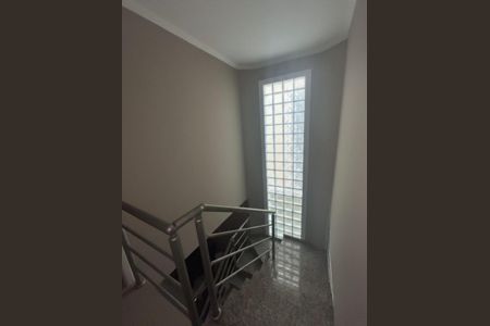 Casa à venda com 250m², 3 quartos e 3 vagasEscada