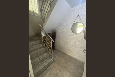 Casa à venda com 250m², 3 quartos e 3 vagasEscada