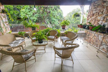 Casa à venda com 1000m², 5 quartos e 10 vagas Casa à venda com 1000m², 5 quartos e 10 vagasvaranda