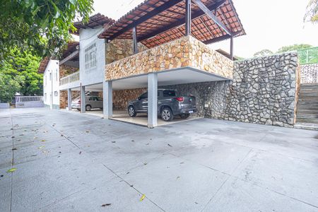 Casa à venda com 1000m², 5 quartos e 10 vagas Casa à venda com 1000m², 5 quartos e 10 vagasquintal / piscina e garagem