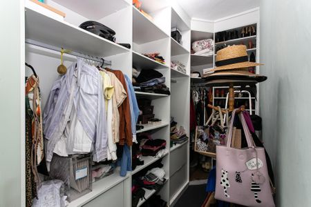 Casa à venda com 250m², 2 quartos e sem vaga Casa à venda com 250m², 2 quartos e sem vagaCloset da Suíte