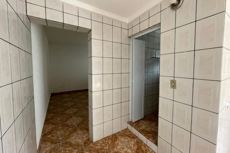 Banheiro Corredor de casa para alugar com 1 quarto, 80m² em Vila Zat, São Paulo