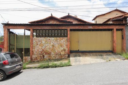 Casa à venda com 80m², 2 quartos e 2 vagas Casa à venda com 80m², 2 quartos e 2 vagasFachada