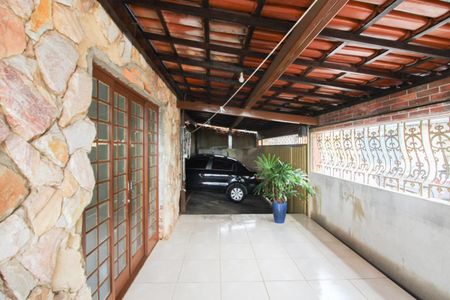 Casa à venda com 80m², 2 quartos e 2 vagas Casa à venda com 80m², 2 quartos e 2 vagasVaranda