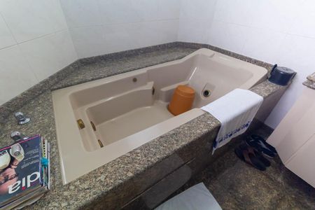 Apartamento à venda com 228m², 4 quartos e 3 vagas Apartamento à venda com 228m², 4 quartos e 3 vagasBanheiro da Suíte 1