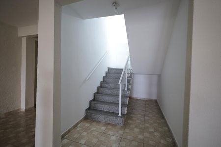 Apartamento à venda com 72m², 2 quartos e 1 vaga Apartamento à venda com 72m², 2 quartos e 1 vagaEscada