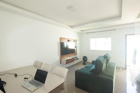 Sala de casa para alugar com 2 quartos, 123m² em Campo Grande, Rio de Janeiro