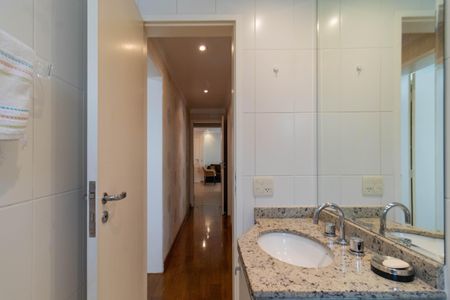 Apartamento para alugar com 218m², 3 quartos e 3 vagas Apartamento para alugar com 218m², 3 quartos e 3 vagasBanheiro