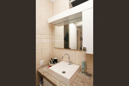 Banheiro de apartamento à venda com 1 quarto, 36m² em Azenha, Porto Alegre