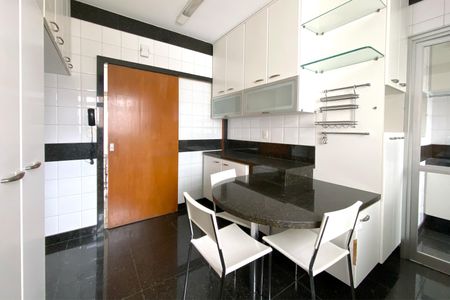 Apartamento à venda com 121m², 4 quartos e 2 vagasCozinha